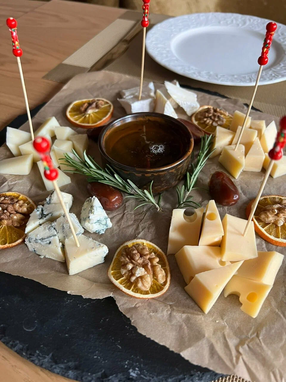 Сырная доска с мёдом, орехами и розмарином