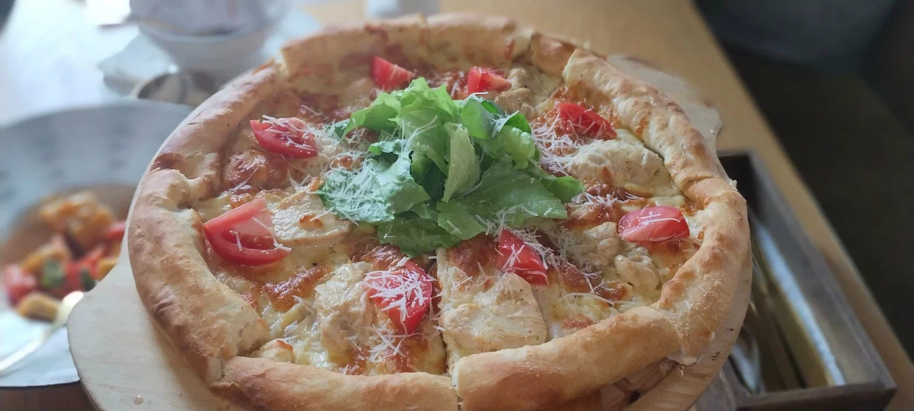 Кальцоне с курицей, помидорами черри и пармезаном