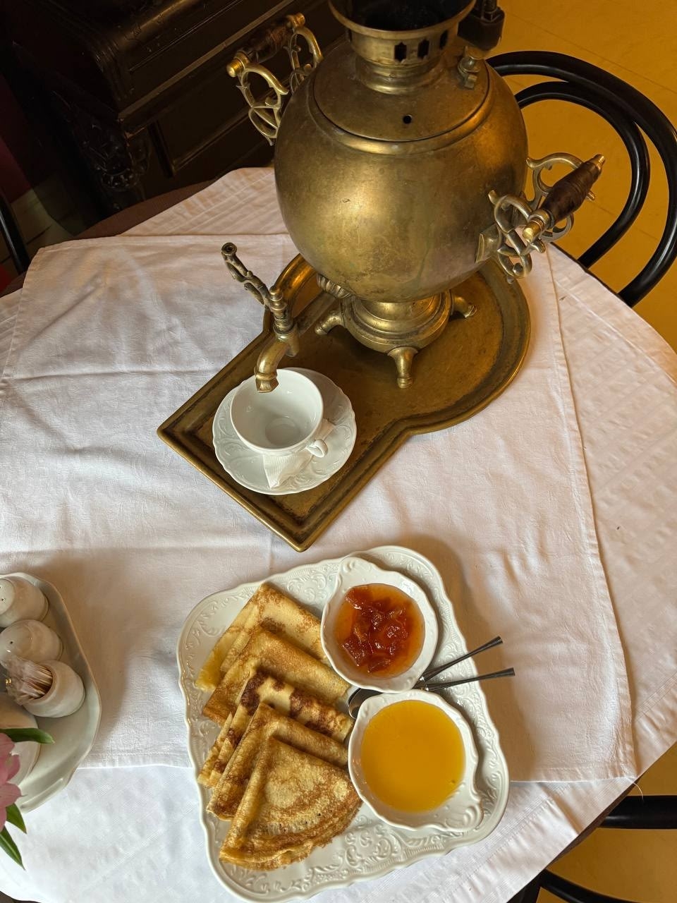 Блины с самоваром и вареньем